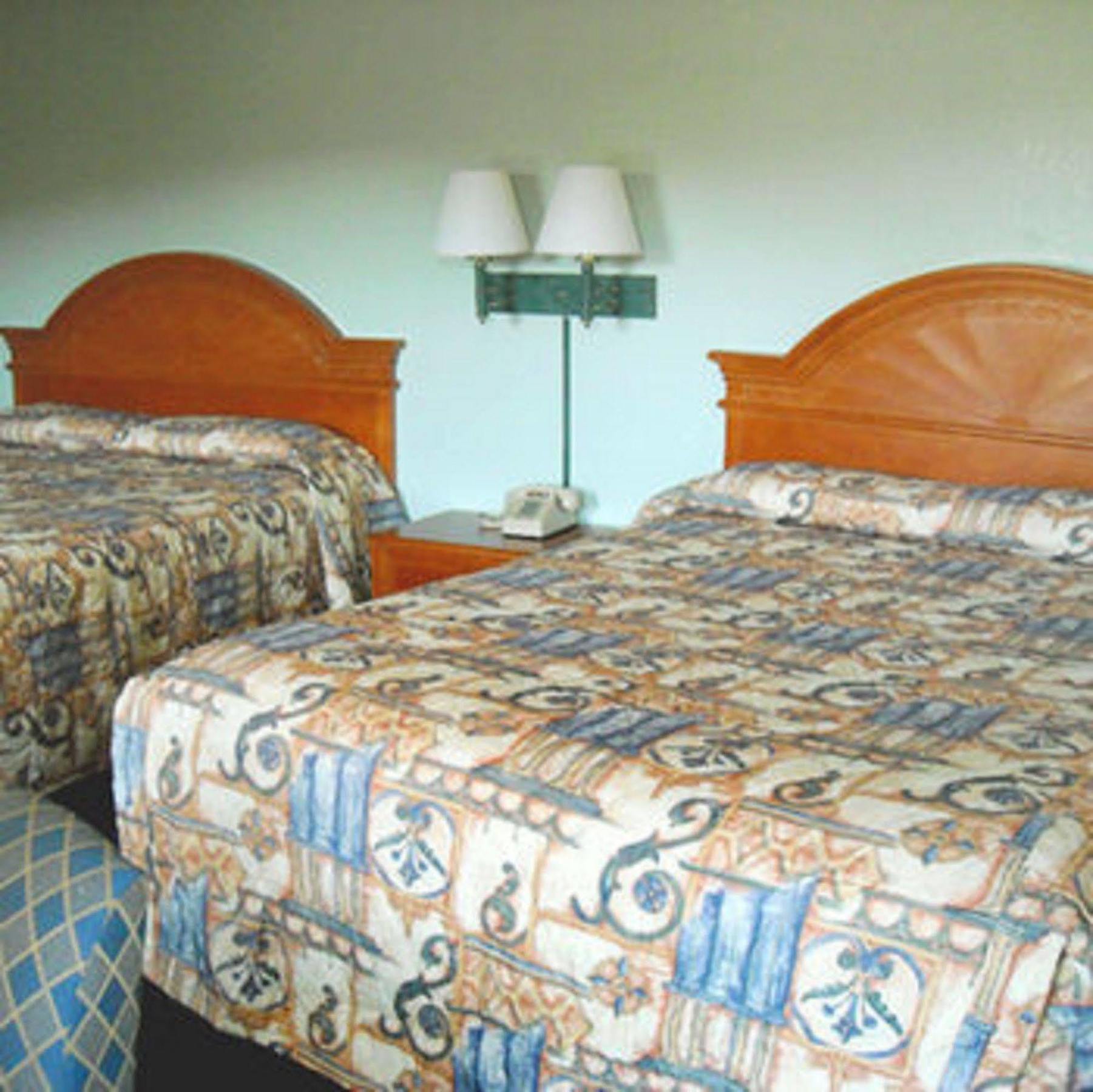 Whispering Pines Motel - Asheville Room photo